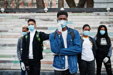 gruppo di giovani con macherine anti covid19