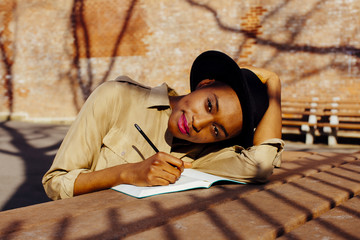 ragazza giovane che studia